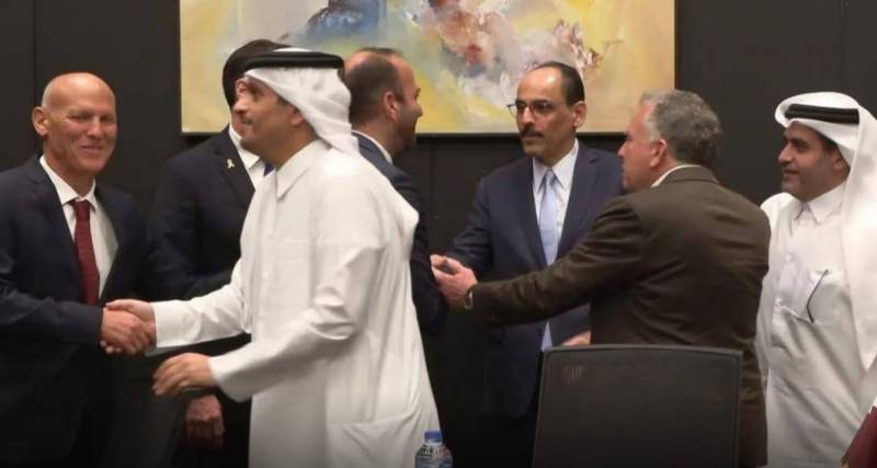 A tárgyalódelegáció tagjai Egyiptomban, az éjszaka folyamán. Balról: Nitzan Alon és Katar miniszterelnöke, Al-Tani – Fotó: Izraelinfo